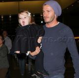 组图：贝克汉姆一家现身机场 小七穿斗篷萌态十足