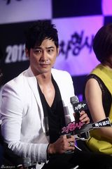 高清组图：姜志焕成宥利出席新片《车刑警》发布会