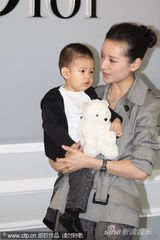 幻灯图：董洁带爱子出席某童装店开业 场面温馨