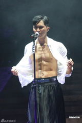 组图：张智霖个唱动情流泪 郭富城张柏芝助阵 