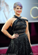 组图：第85届奥斯卡红毯-奥斯本紫发露背裙抢镜