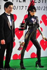 组图：东京电影节开幕群星亮相 小怪兽闹绿毯