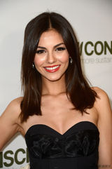 组图：维多利亚-嘉丝蒂低胸礼服性感秀美乳