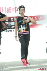 组图：吴建豪盼红馆开唱 签唱与粉丝亲密互动