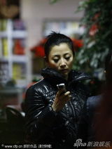 幻灯图：殷桃携友逛花卉市场 货比三家添置礼品