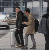 组图：文章现身机场狂抽烟解闷 不回家住酒店