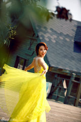 组图：“痴情女”秦丽黄色罗裙驱走冬日严寒