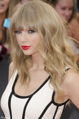 组图：泰勒亮相MMVA奖 紧身条纹裙秀身材曲线