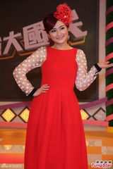 组图：Selina红裙俏皮 鸡排妹狂挤浑圆半球抢眼