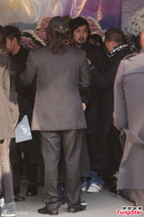 组图：胡瓜母亲告别式 张菲高凌风现身哀悼