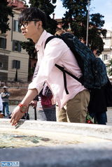 组图：账房先生华晨宇兼职摄像 张翰遭鹦鹉调戏