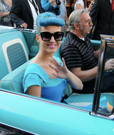 组图：凯蒂佩里蓝发爆乳似芭比 斗鸡眼表情鬼马