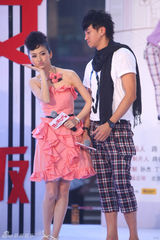 高清：《美女老板》七夕热映   何润东景甜甜蜜连拍