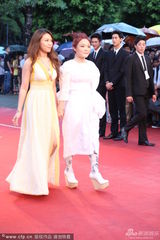 组图：徐佳莹白裙走红毯 羊角辫恨天高显俏皮