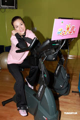 幻灯图：苗侨伟张可颐等宣传无线新剧大玩游戏