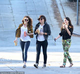 组图：暮光女黄格衬衫帅气出街 变女汉子搬狗粮