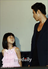 幻灯图：元彬新片《大叔》首映 为邻居少女挺身而出