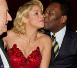 组图：夏奇拉抹胸红裙亮相颁奖礼遭贝利强吻