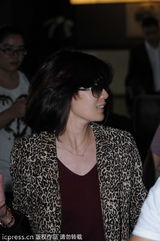 组图：贾静雯豹纹装现身 墨镜遮面心情好