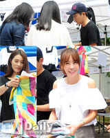 组图：韩星金正恩出席义卖会 嘉熙热心当帮手