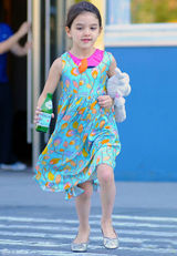 组图：6岁苏瑞可爱现身 花裙抢眼毛绒玩具不离身