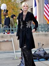 幻灯：蕾哈娜为新专辑庆功 《新月》强势首映