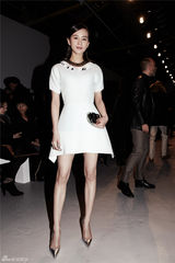 组图：刘诗诗巴黎时装周简约素雅风格多变