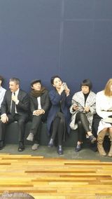 组图：王菲亮相巴黎时装秀 粉丝围观气场足