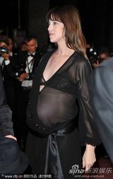 组图：《忧郁症》首映红毯 夏洛特挺大肚玩透视