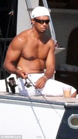 组图：老虎伍兹半裸与新女友海上出游