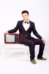 组图：张铎展示搞笑本色 混搭诠释80后另类爱情