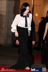 组图：文彩元朴信惠等盛装亮相演技大赏红毯