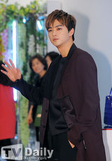 组图：韩彩英韩智慧演绎早春气息 金孝珍显孕相