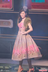 组图：港姐欧式复古礼服亮相 急智环节各显神通