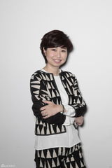 组图：薛晓路造型干练拍大片 谈电影市场新格局