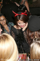 组图：赛琳娜庆生闺蜜齐捧场 烈焰红唇变小恶魔