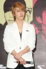 组图：SJ-M台北签唱会 兄弟情深互喂台湾小吃