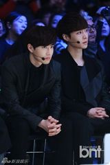 组图：EXO出席时装周开幕 携女模走秀帅气十足