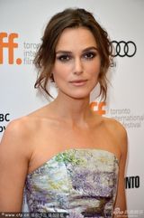 组图：《歌曲》发布会 奈特利抹胸裙清新靓丽