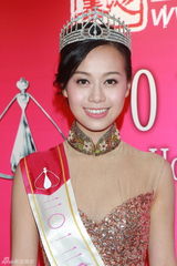 组图：应届港姐旅行社领奖 季军朱千雪撑赛果合理