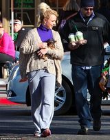 组图：布兰妮带儿子们外出 顶孔雀头打扮如大妈