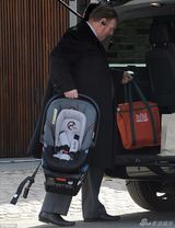 组图：西蒙带儿子坐私人飞机回家 行李堆积如山