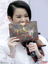 组图：胡杏儿衬衣长裤亮相 全程微笑心情好