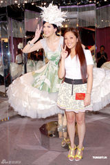 组图：卫兰不介意被“胸袭” 不惧与杨千嬅同台PK