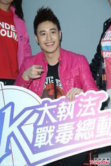 组图：潘玮柏摇下体跳哈林摇 对新恋情没有期待