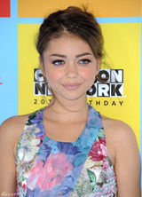 组图：萨拉-海蓝德花朵礼服亮相青春靓丽