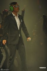 组图：黎明演唱会大打亲民牌 乐基儿秘密现身后台