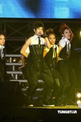 组图：五月天张惠妹等接力开唱 领众人跨越2011年