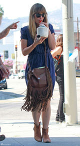 高清图：奥利维亚-王尔德街拍 波点裙搭流苏包