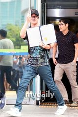 组图：SJ金希澈退役获表彰 表情开心抛飞吻